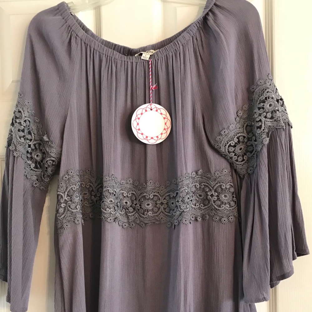 Off shoulder top( or not) NWT